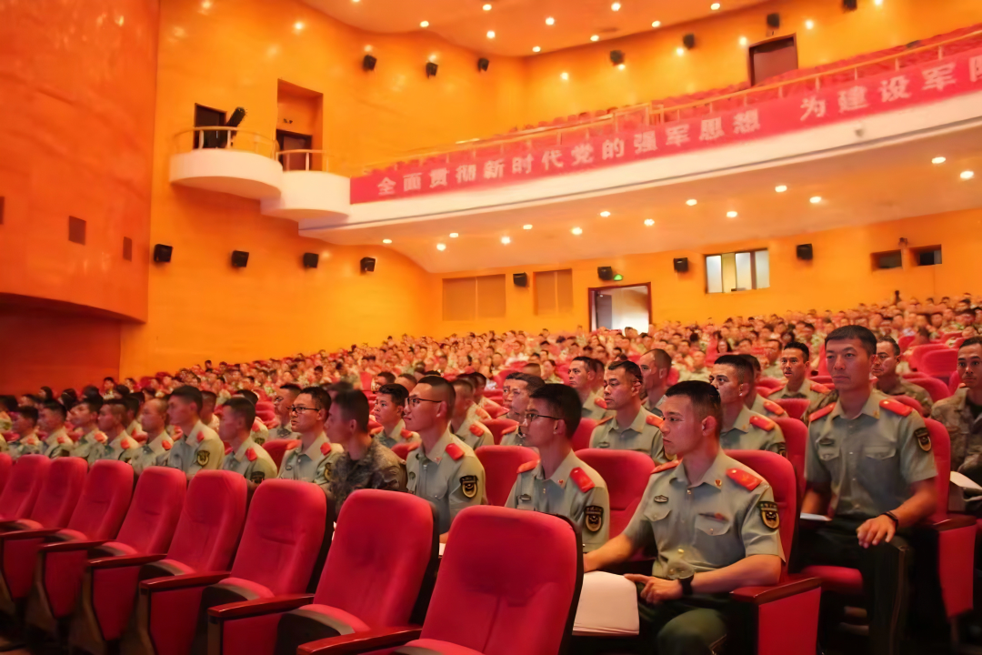 直击2025级大学生士兵提干录取新生入学参训现场